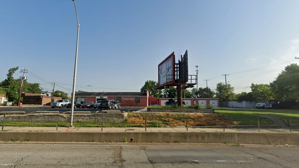 More Photos Of 308 S Market St, Champaign Service Station For Sale