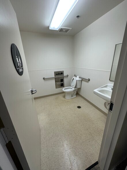 More Photos Of 2045 Lauwiliwili St, Kapolei Warehouse For Lease