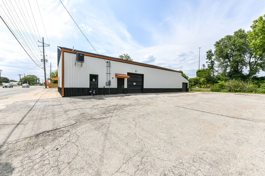 More Photos Of 3910 E 21st St, Indianapolis Auto Repair For Sale