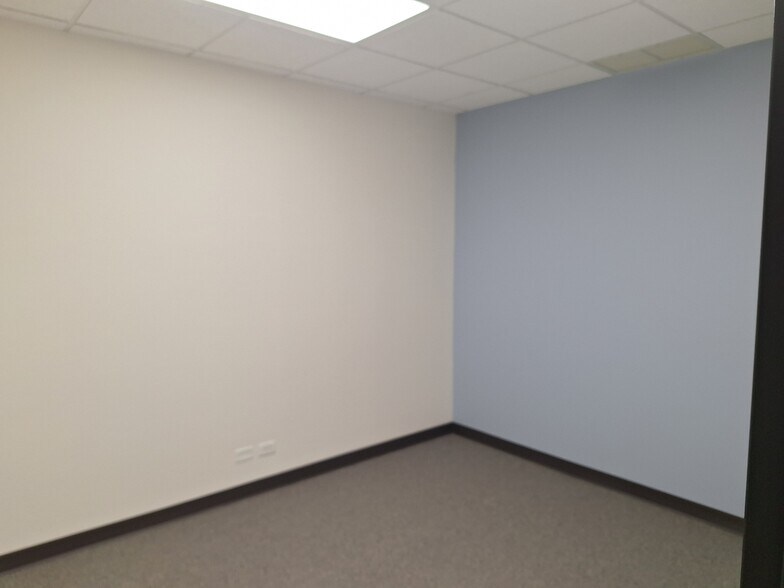 More Photos Of 600 E Higgins Rd, Elk Grove Village Office For Lease