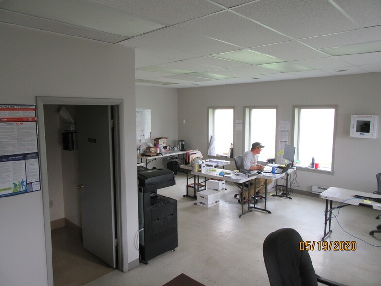 More Photos Of 4629 Crossroads Park Dr, Liverpool Light Distribution For Lease