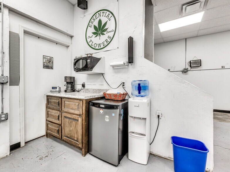 More Photos Of 212 W Main St, Shawnee Storefront Retail Office For Lease