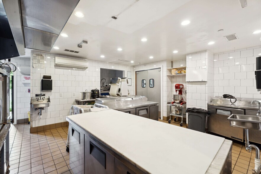 More Photos Of 203 Bridgehampton Tpke, Bridgehampton Restaurant For Sale