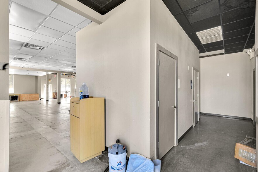 More Photos Of 1713 Park Pl, College Station General Retail For Lease