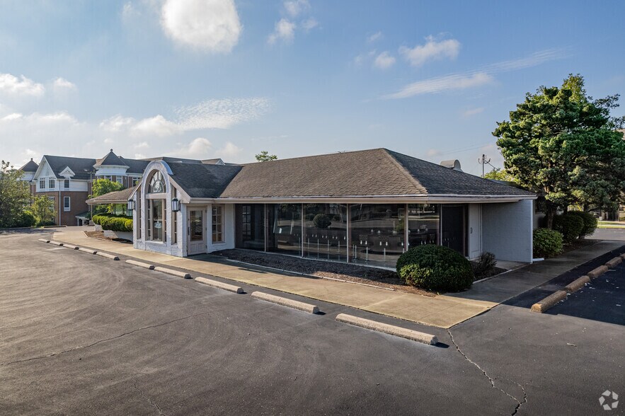 More Photos Of 7950 Clayton Rd, Richmond Heights General Retail For Lease