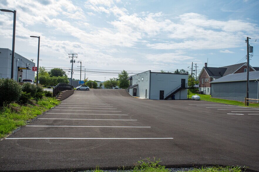 More Photos Of 384 Main st, Timberville Freestanding For Lease