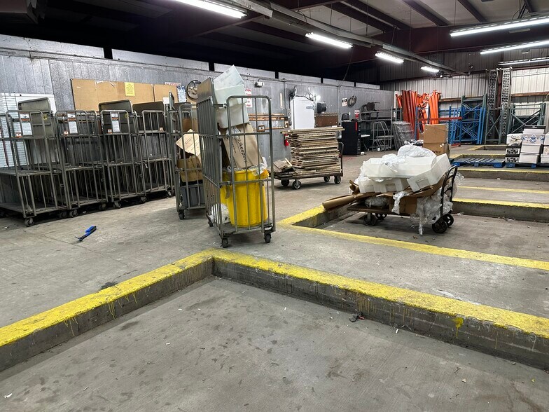 More Photos Of 5805 Murvihill Rd, Valparaiso Distribution For Sale