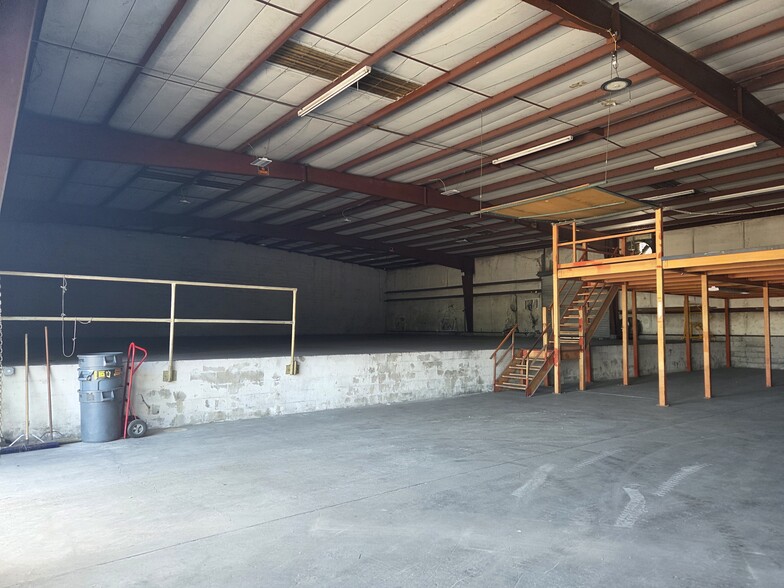 More Photos Of 1100 Waterloo Ave, Sarasota Warehouse For Lease