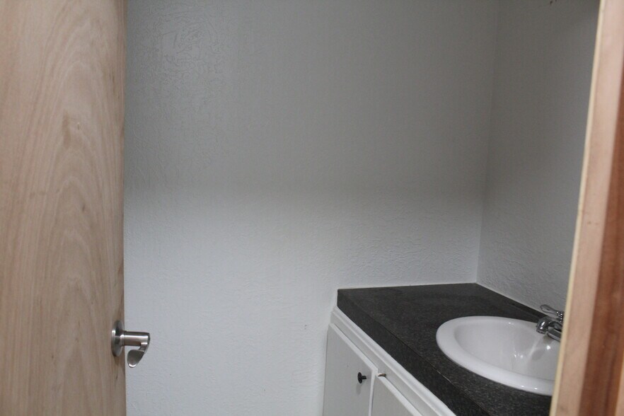 More Photos Of 507 48th St, Woodward Warehouse For Sale