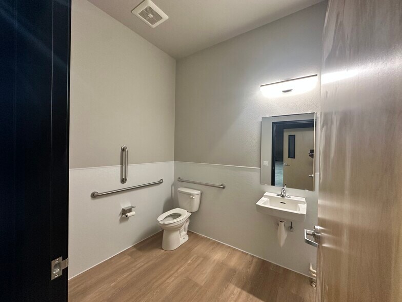 More Photos Of 21600 SE Stark St, Gresham Service For Lease