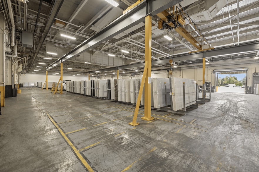 More Photos Of 15 Grumman Rd W, Bethpage Manufacturing For Lease