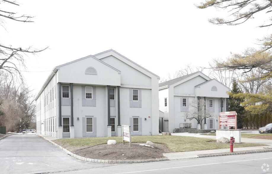 Primary Photo Of 275 N Middletown Rd, Pearl River Medical For Lease