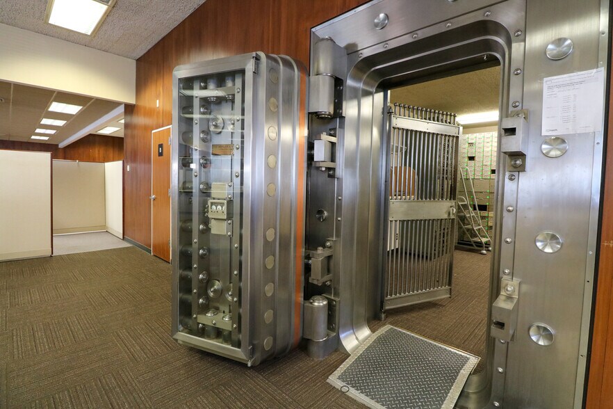 More Photos Of 619 SE Main St, Roseburg Bank For Lease