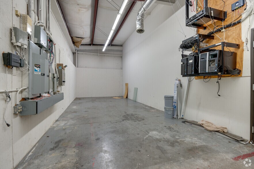 More Photos Of 5252 W Vickery Blvd, Fort Worth Showroom For Lease