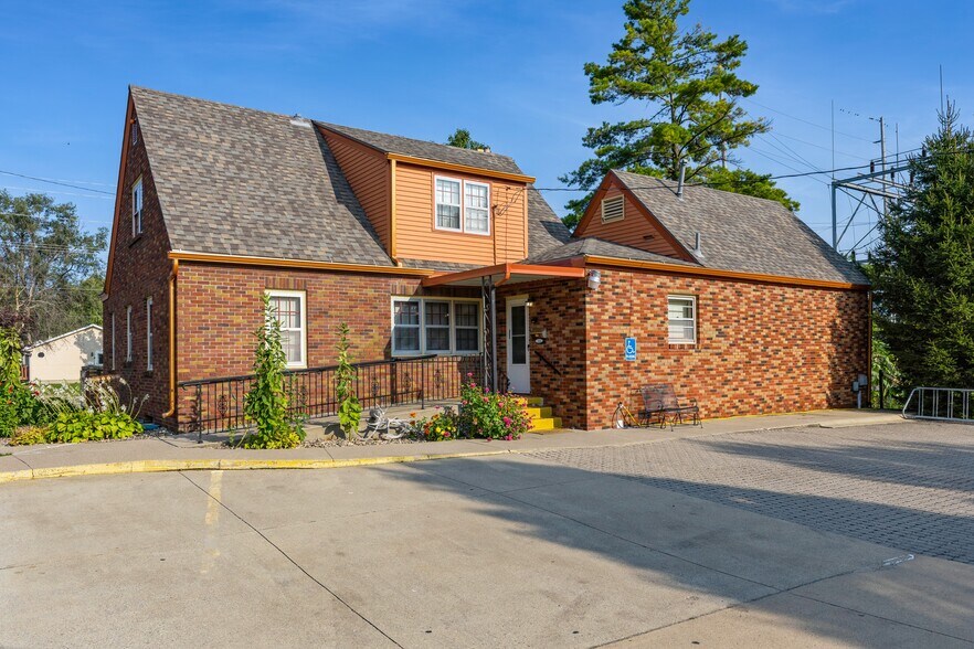 More Photos Of 324 1st St, Des Moines General Retail For Sale