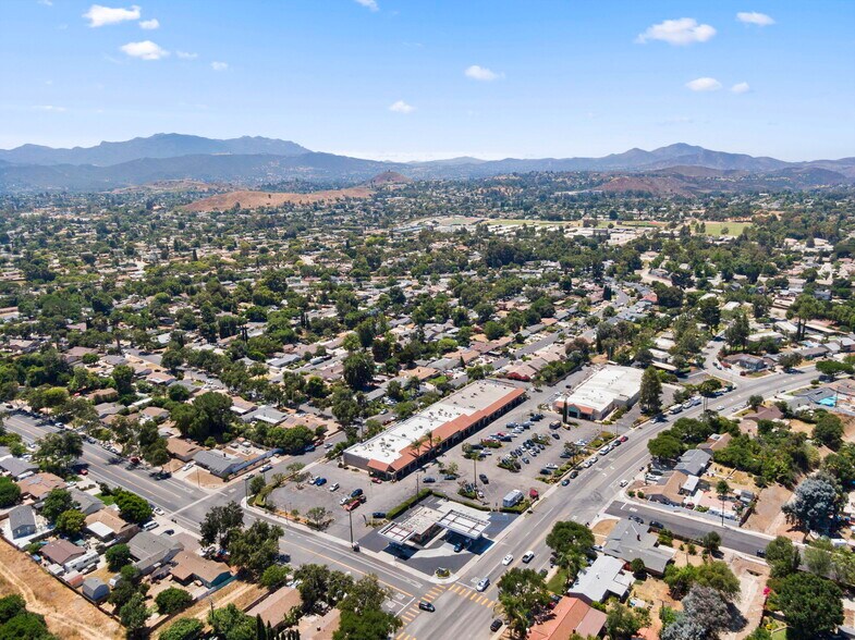 More Photos Of 1000-1086 E Avenida De Los Arboles, Thousand Oaks General Retail For Lease