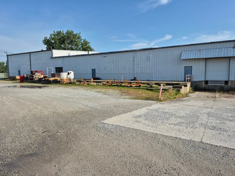 More Photos Of 280 Centre St, Petrolia Manufacturing For Lease