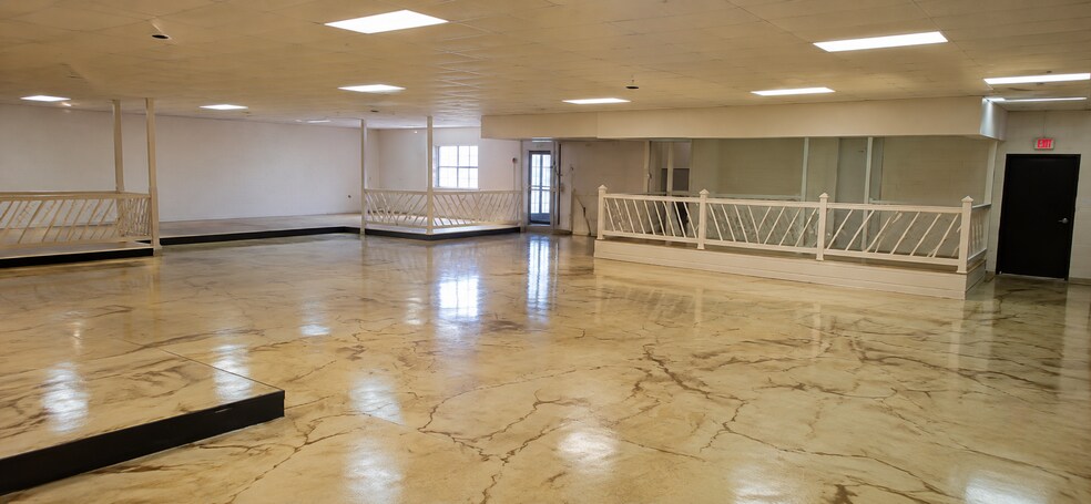 More Photos Of 302 W Colonial Trail Hwy, Blackstone Freestanding For Lease