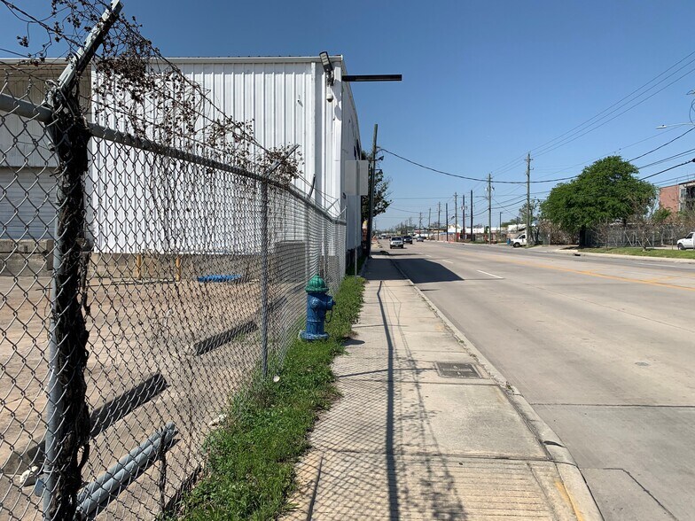 More Photos Of 1915 Airline Dr, Houston Warehouse For Lease