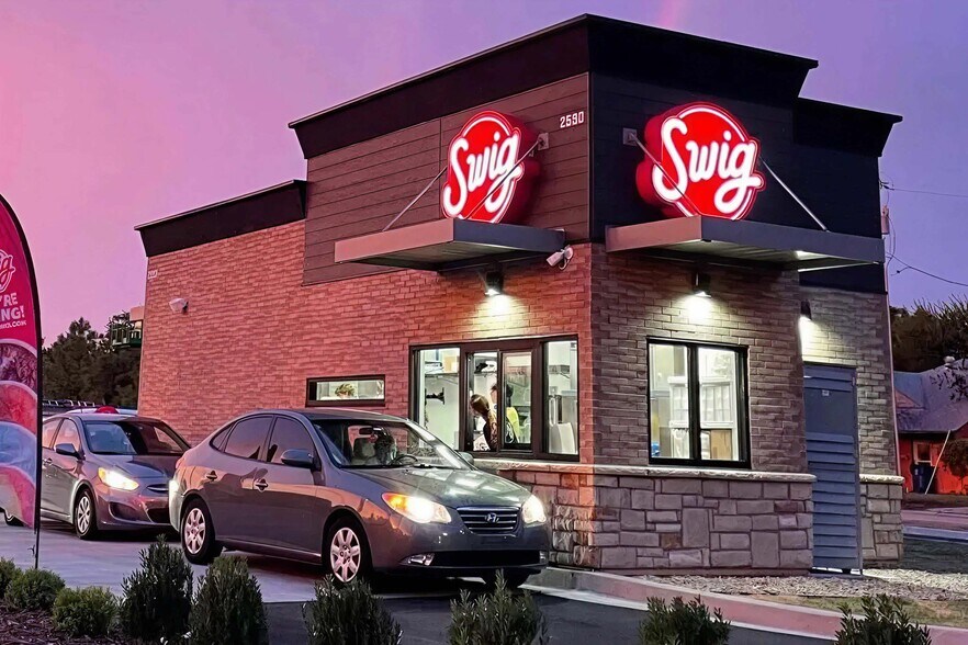 Primary Photo Of 2424 N Roan St, Johnson City Fast Food For Sale