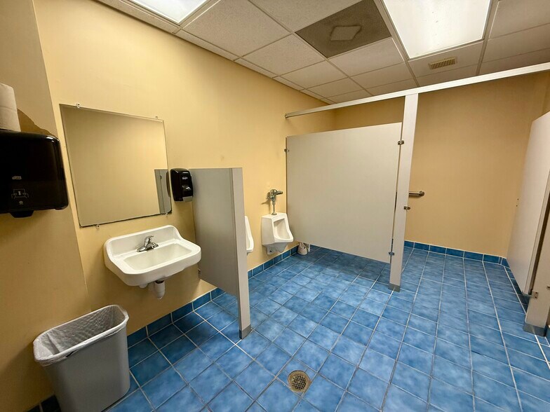 More Photos Of 3442 Holly Rd, Corpus Christi Storefront For Sale