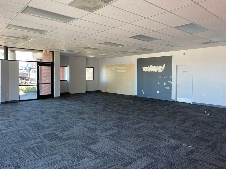 More Photos Of 2758 NE Highway 99W, Mcminnville Storefront For Lease