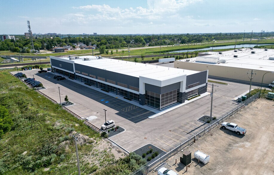 More Photos Of 990 Taylor, Winnipeg Flex For Lease