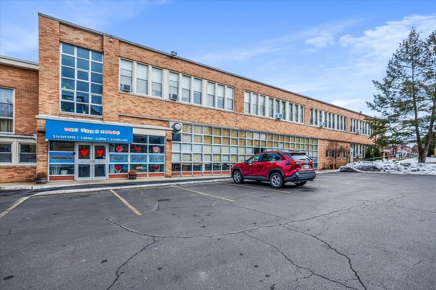Primary Photo Of 1346 Broadway, Hewlett Schools For Lease
