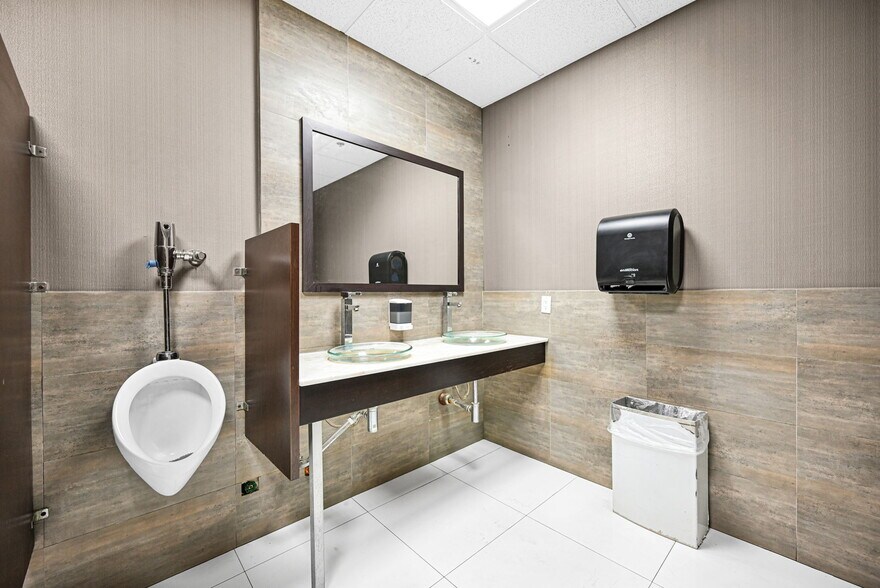 More Photos Of 12550 Biscayne Blvd, North Miami Medical For Sale
