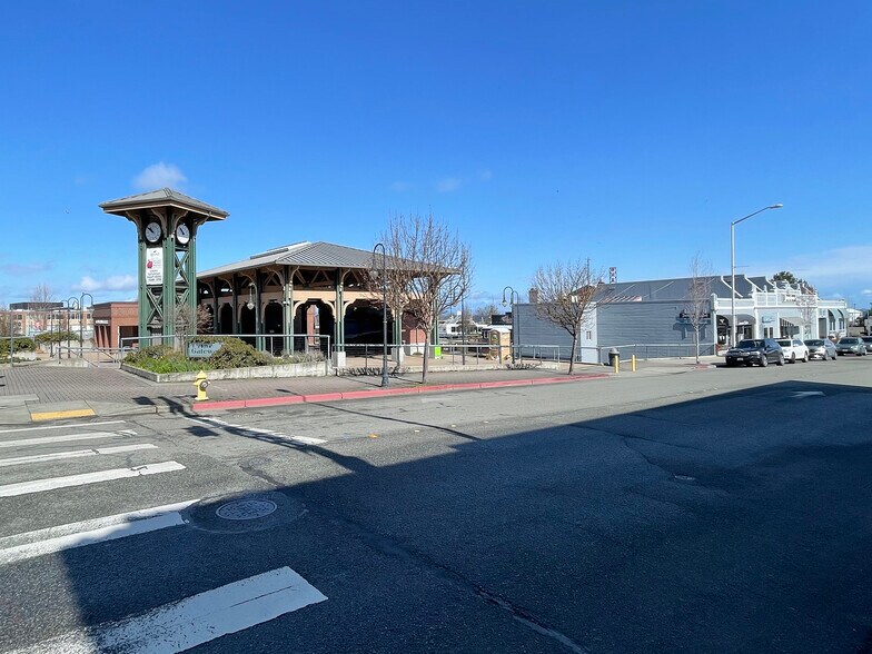 More Photos Of 222 N Lincoln St, Port Angeles Storefront Retail Office For Lease