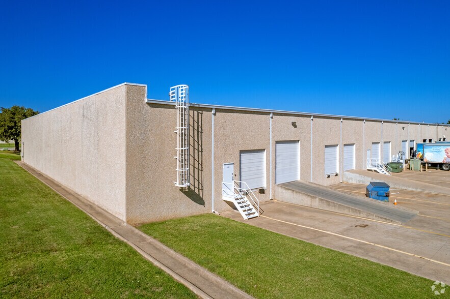 More Photos Of 602-630 E Avenue K, Grand Prairie Warehouse For Lease