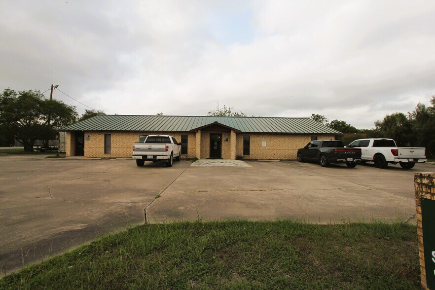 More Photos Of 603 E Empresario St, Refugio Office For Sale