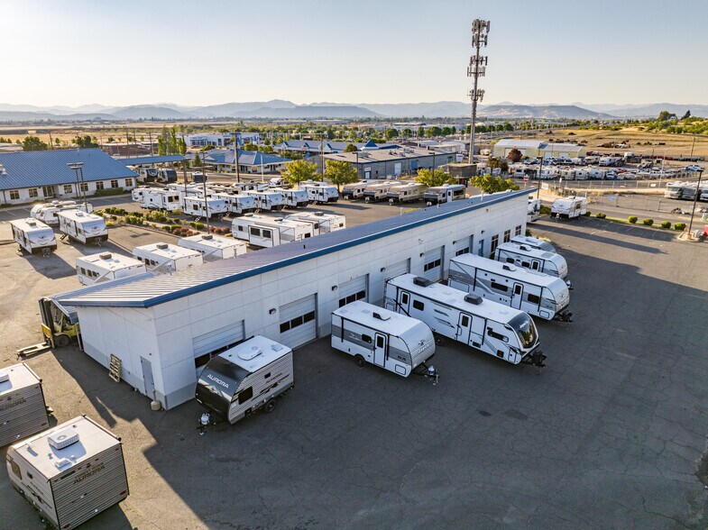 More Photos Of 3976 Crater Lake Ave, Medford Auto Dealership For Lease
