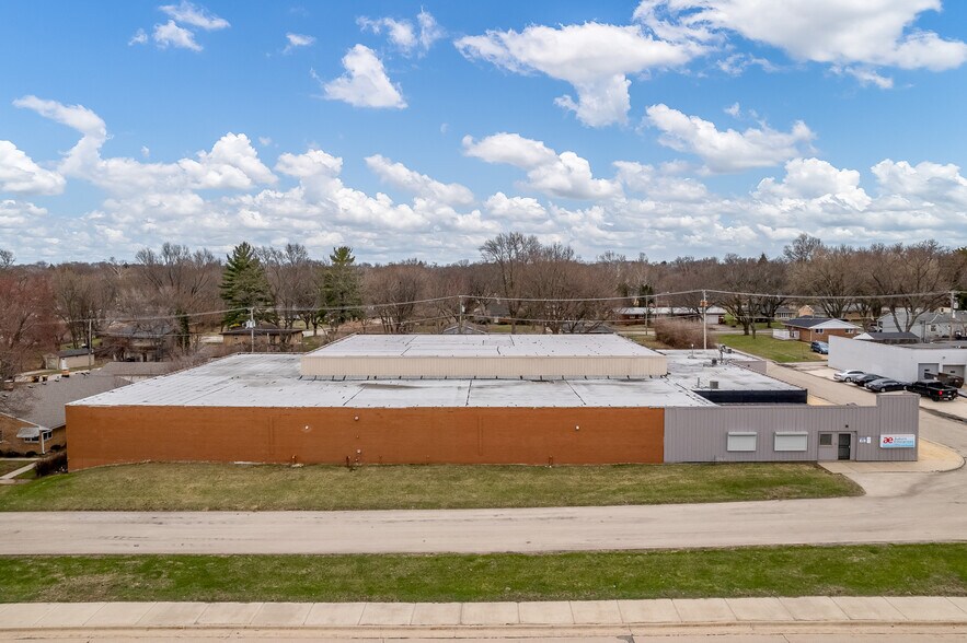 More Photos Of 3944 Auburn St, Rockford Warehouse For Lease