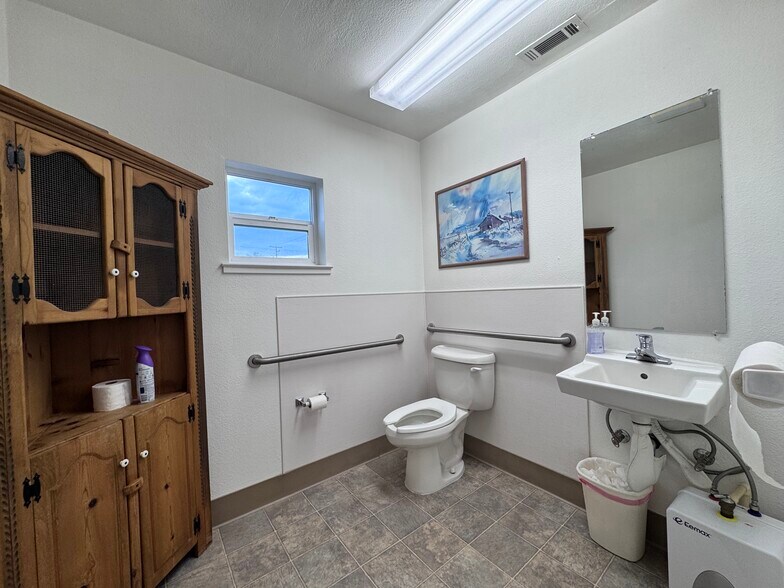 More Photos Of 1936 Shasta St, Redding Office For Sale