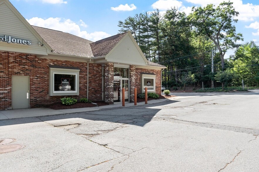 More Photos Of 225 Groton Rd, Westford Storefront Retail Office For Lease