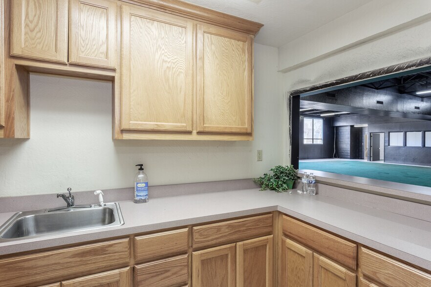 More Photos Of 100 Collinsville St, Whitesboro Light Manufacturing For Lease