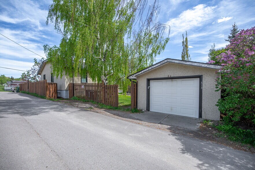 More Photos Of 313 Ross Av, Cochrane Medical For Sale