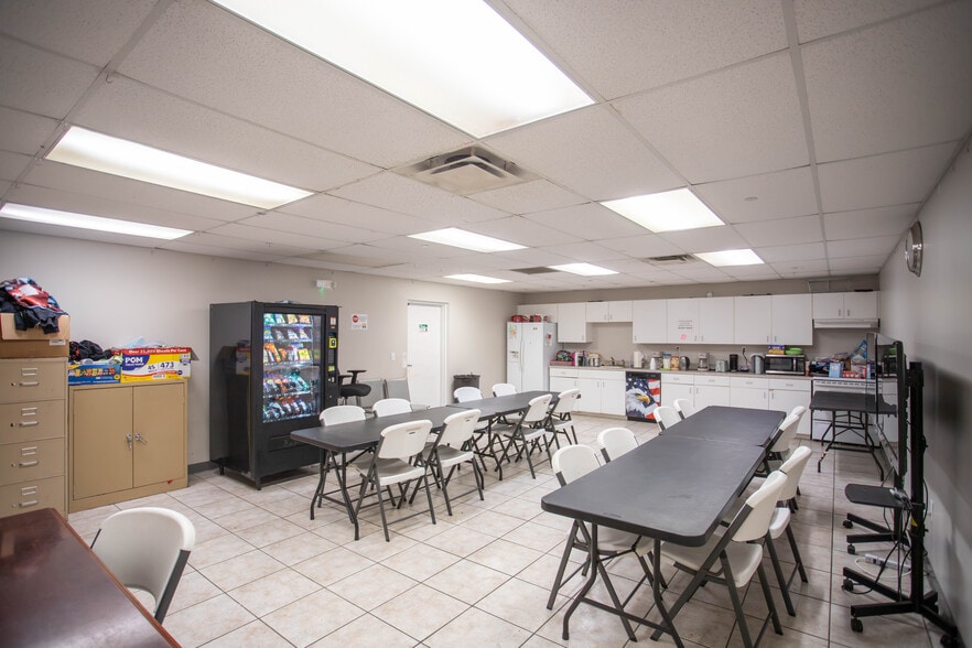 More Photos Of 1205 Crown Park Cir, Winter Garden Warehouse For Sale