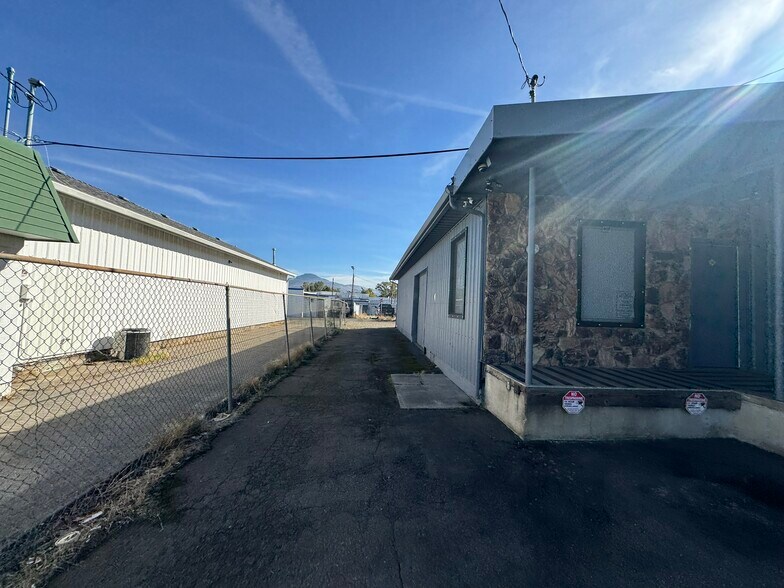 More Photos Of 850 Beatty St, Medford Office For Lease