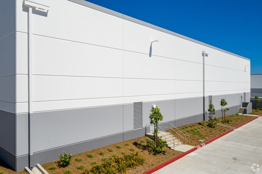 More Photos Of 650 E Dyer Rd, Santa Ana Warehouse For Lease