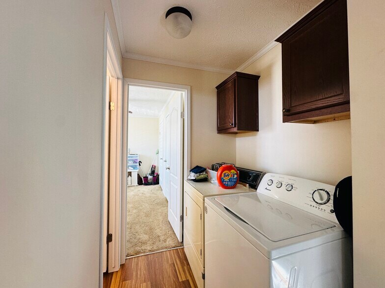 More Photos Of 67 Tweed Ln, Lander Self Storage For Sale