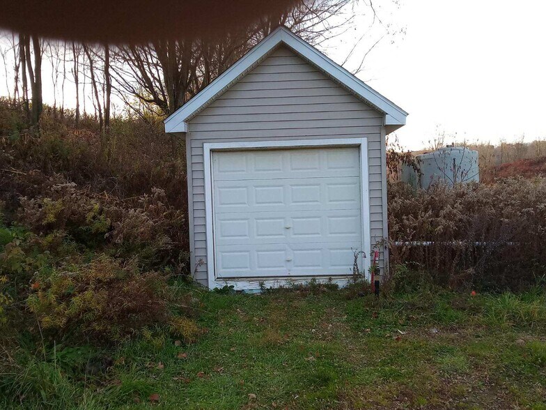 More Photos Of 224 Michael Ln, New Berlin Racetrack For Sale