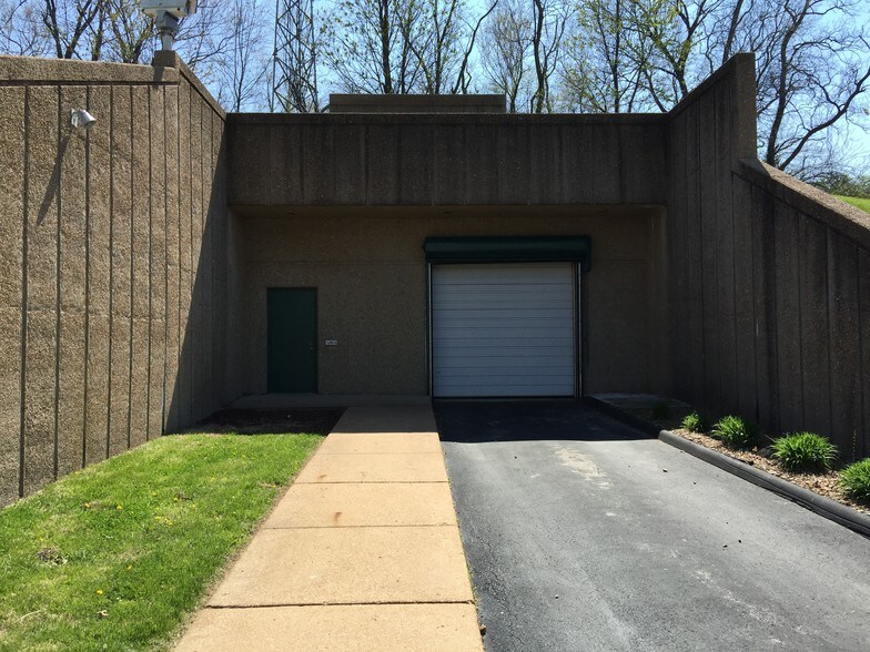 More Photos Of 3280 McKibbon Rd, Saint Louis Flex For Lease