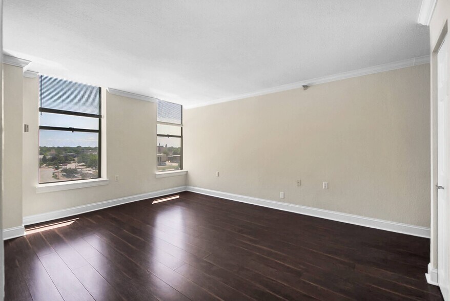 More Photos Of 107 S Washington Ave, Saginaw Apartments For Lease