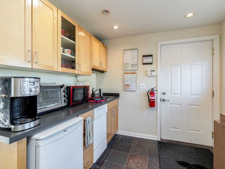 More Photos Of 2800 E Evergreen Blvd, Vancouver Office Residential For Lease