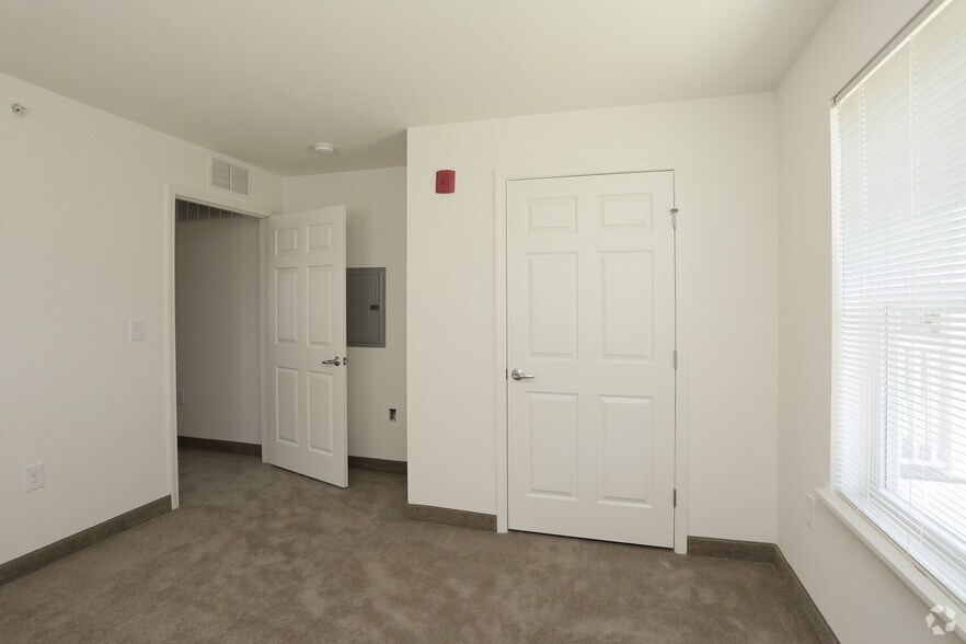 More Photos Of 700-700 Wincoram Way, Coram Apartments For Lease