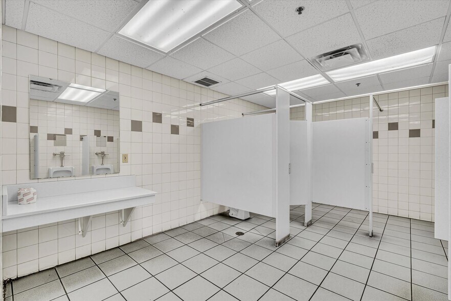 More Photos Of 202 1st St S, Kalona Manufacturing For Sale