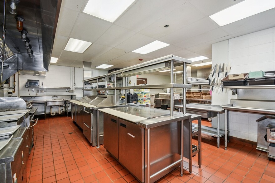 More Photos Of 1900 & 1924 Marshall St NE, Minneapolis Restaurant For Sale