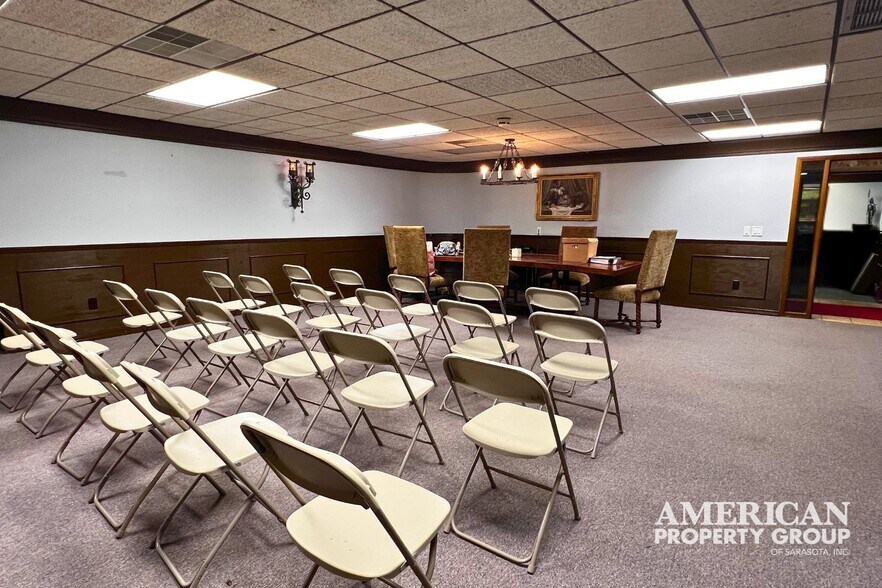 More Photos Of 2011 Bispham Rd, Sarasota Office For Lease